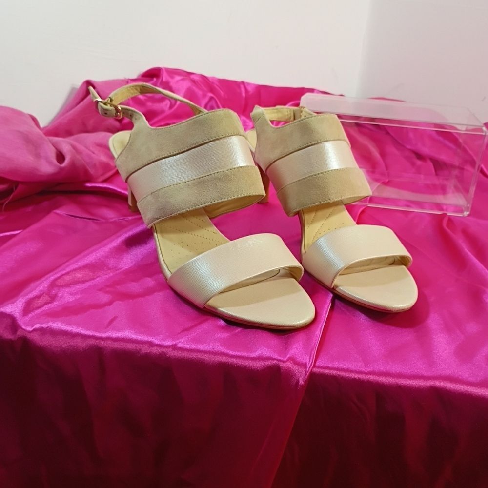 Clarks Women's SZ 12M LAURETI JOY Cream Suede Heeled Sandals Shoes. - Picture 9 of 9